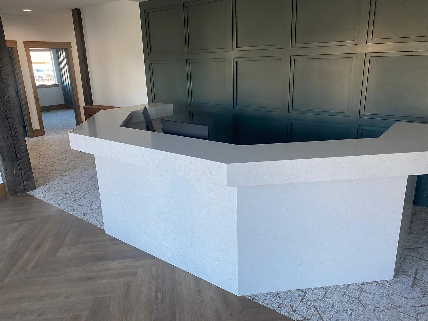 The finished angular bar with a polished quartz countertop